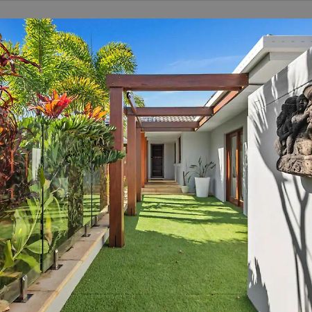 Broadbeach Bungalow - Heated Pool - Sleeps 7 Gold Coast Exterior photo
