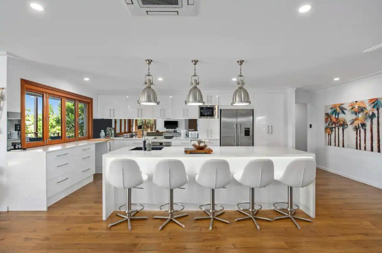 Broadbeach Bungalow - Heated Pool - Sleeps 7 Gold Coast Exterior photo